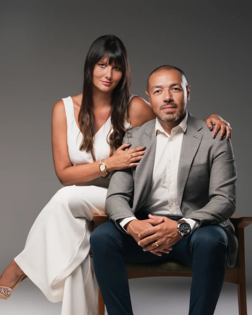 Edson Pizzol e Carol Castro sentados, terapia de casal em Caxias do Sul
