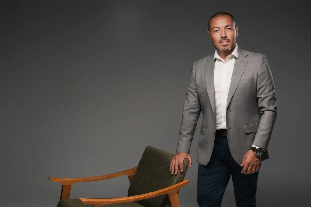 Edson Pizzol em pe, consultor empresarial em Caxias do Sul
